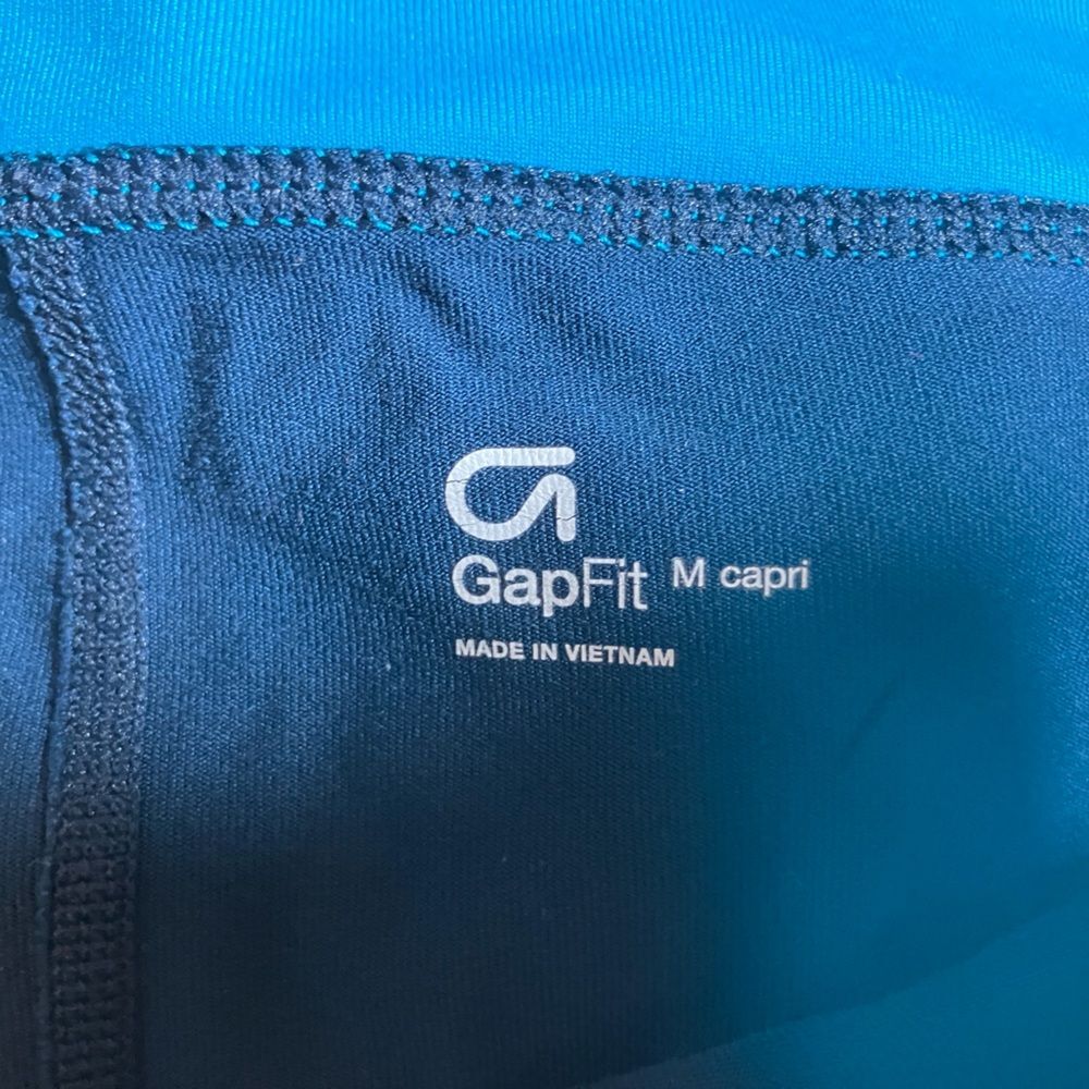 Gap Fit, athletic leggings, Capri, excellent condition, size medium  - Picture 3 of 3